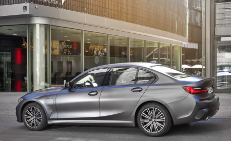 2020 BMW 330e Plug-in Hybrid Side Wallpapers 450x275 (36)