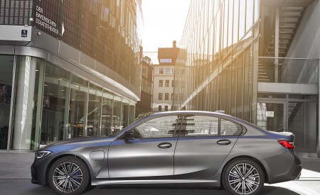 2020 BMW 330e Plug-in Hybrid Side Wallpapers 450x275 (37)