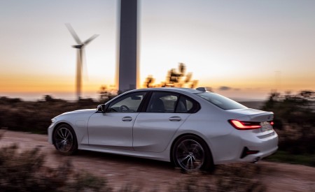 2020 BMW 330e Plug-in Hybrid Side Wallpapers 450x275 (90)