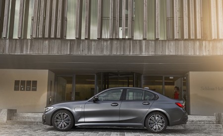 2020 BMW 330e Plug-in Hybrid Side Wallpapers 450x275 (57)
