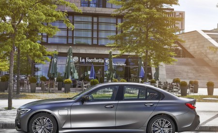 2020 BMW 330e Plug-in Hybrid Side Wallpapers 450x275 (50)