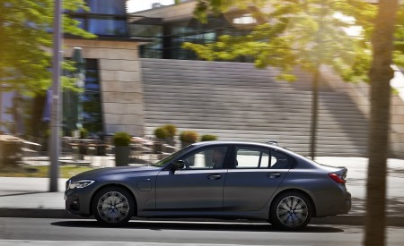 2020 BMW 330e Plug-in Hybrid Side Wallpapers 450x275 (38)