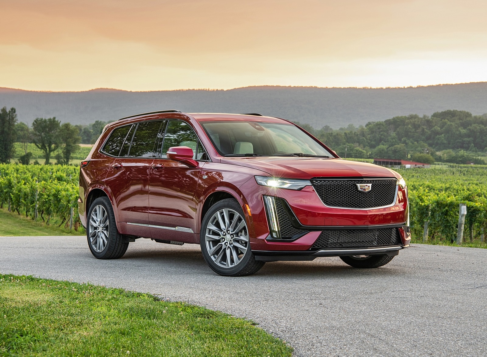 2020 Cadillac XT6 Sport Front Three-Quarter Wallpapers (3)