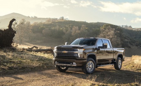 2020 Chevrolet Silverado 2500 HD High Country Front Three-Quarter Wallpapers 450x275 (5)