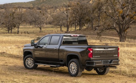 2020 Chevrolet Silverado 2500 HD High Country Rear Three-Quarter Wallpapers 450x275 (6)