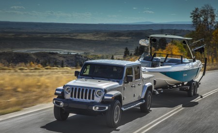 2020 Jeep Gladiator Overland Front Three-Quarter Wallpapers 450x275 (86)