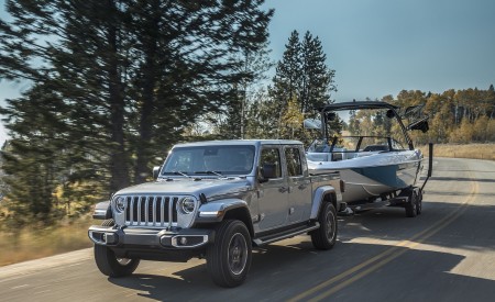 2020 Jeep Gladiator Overland Front Three-Quarter Wallpapers 450x275 (87)