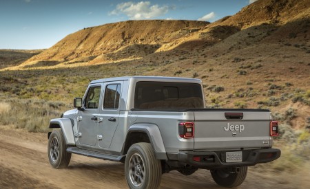 2020 Jeep Gladiator Overland Rear Three-Quarter Wallpapers 450x275 (115)