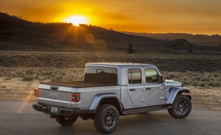 2020 Jeep Gladiator Overland Rear Three-Quarter Wallpapers 450x275 (117)
