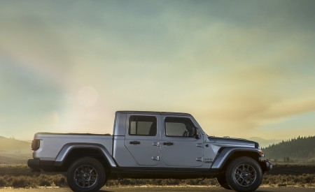 2020 Jeep Gladiator Overland Side Wallpapers 450x275 (108)