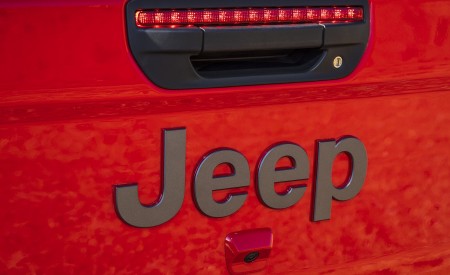 2020 Jeep Gladiator Rubicon Badge Wallpapers 450x275 (68)