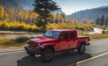 2020 Jeep Gladiator Rubicon Front Three-Quarter Wallpapers 450x275 (5)