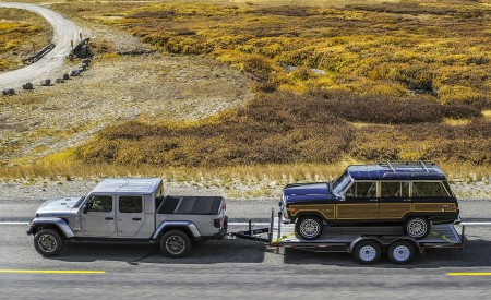 2020 Jeep Gladiator Rubicon and Jeep Gladiator Overland Side Wallpapers 450x275 (92)