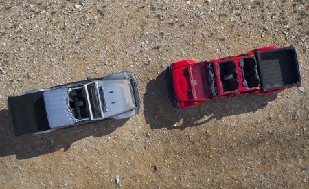 2020 Jeep Gladiator Rubicon and Jeep Gladiator Overland Top Wallpapers 450x275 (82)