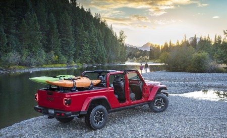 2020 Jeep Gladiator with Mopar Parts Rear Three-Quarter Wallpapers 450x275 (26)
