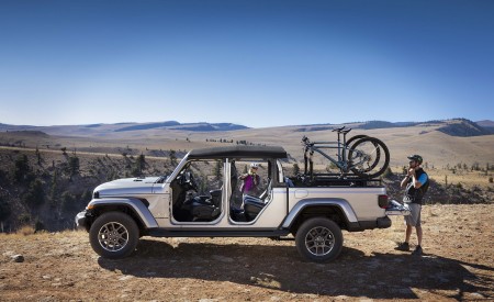 2020 Jeep Gladiator with Mopar Parts Side Wallpapers 450x275 (97)