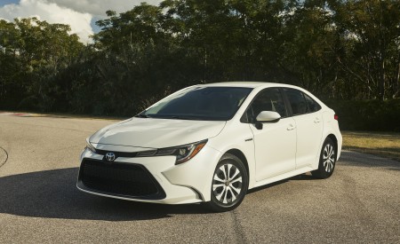 2020 Toyota Corolla Hybrid Front Three-Quarter Wallpapers 450x275 (26)
