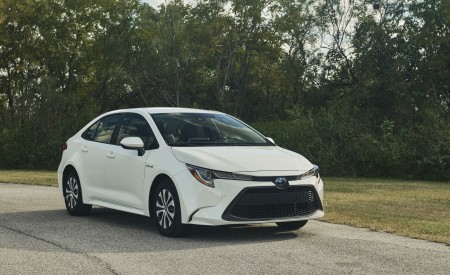 2020 Toyota Corolla Hybrid Front Three-Quarter Wallpapers 450x275 (27)