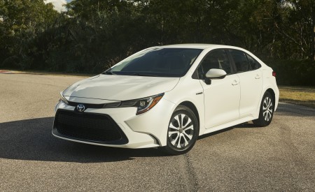 2020 Toyota Corolla Hybrid Front Three-Quarter Wallpapers 450x275 (20)