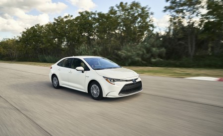 2020 Toyota Corolla Hybrid Front Three-Quarter Wallpapers 450x275 (18)