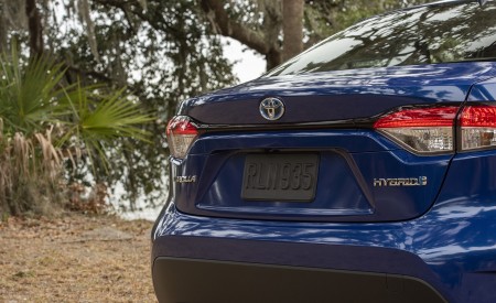 2020 Toyota Corolla Hybrid LE (Color: Blue Crush Metallic) Detail Wallpapers 450x275 (10)