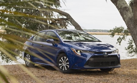 2020 Toyota Corolla Hybrid LE (Color: Blue Crush Metallic) Front Three-Quarter Wallpapers 450x275 (4)