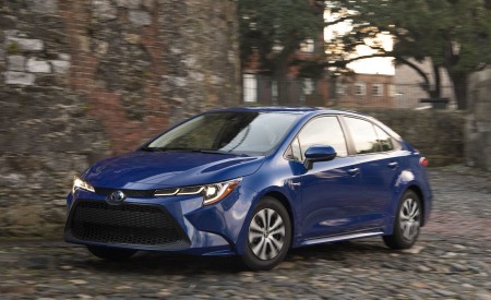 2020 Toyota Corolla Hybrid LE (Color: Blue Crush Metallic) Front Three-Quarter Wallpapers 450x275 (2)