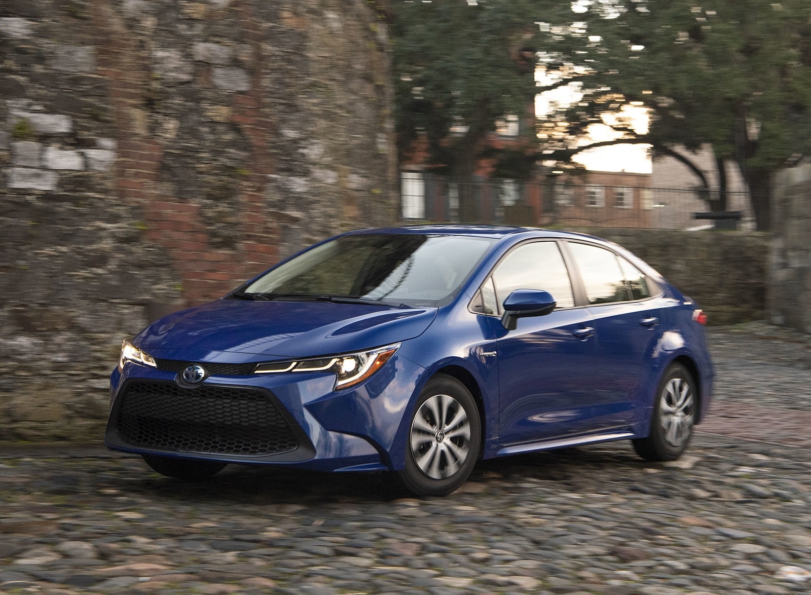 2020 Toyota Corolla Hybrid LE (Color: Blue Crush Metallic) Front Three-Quarter Wallpapers (2)