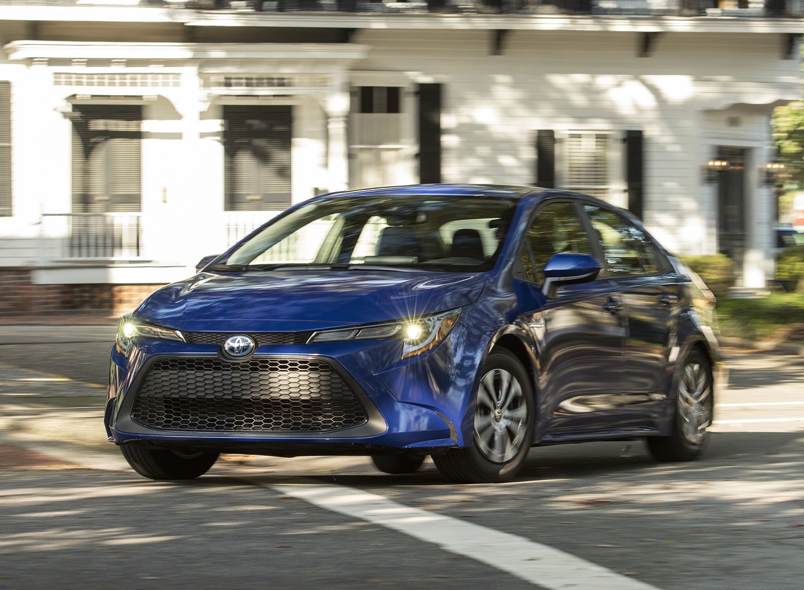 2020 Toyota Corolla Hybrid LE (Color: Blue Crush Metallic) Front Three-Quarter Wallpapers (1)