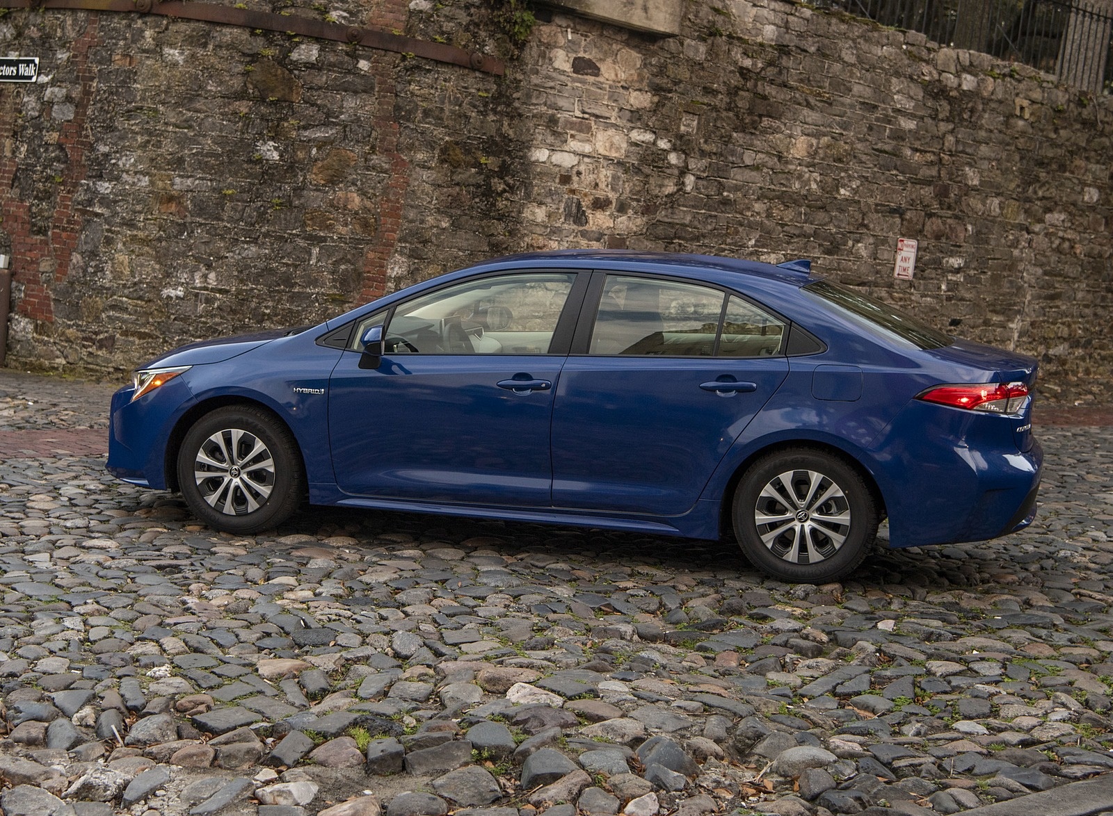 2020 Toyota Corolla Hybrid LE (Color: Blue Crush Metallic) Side Wallpapers (7)