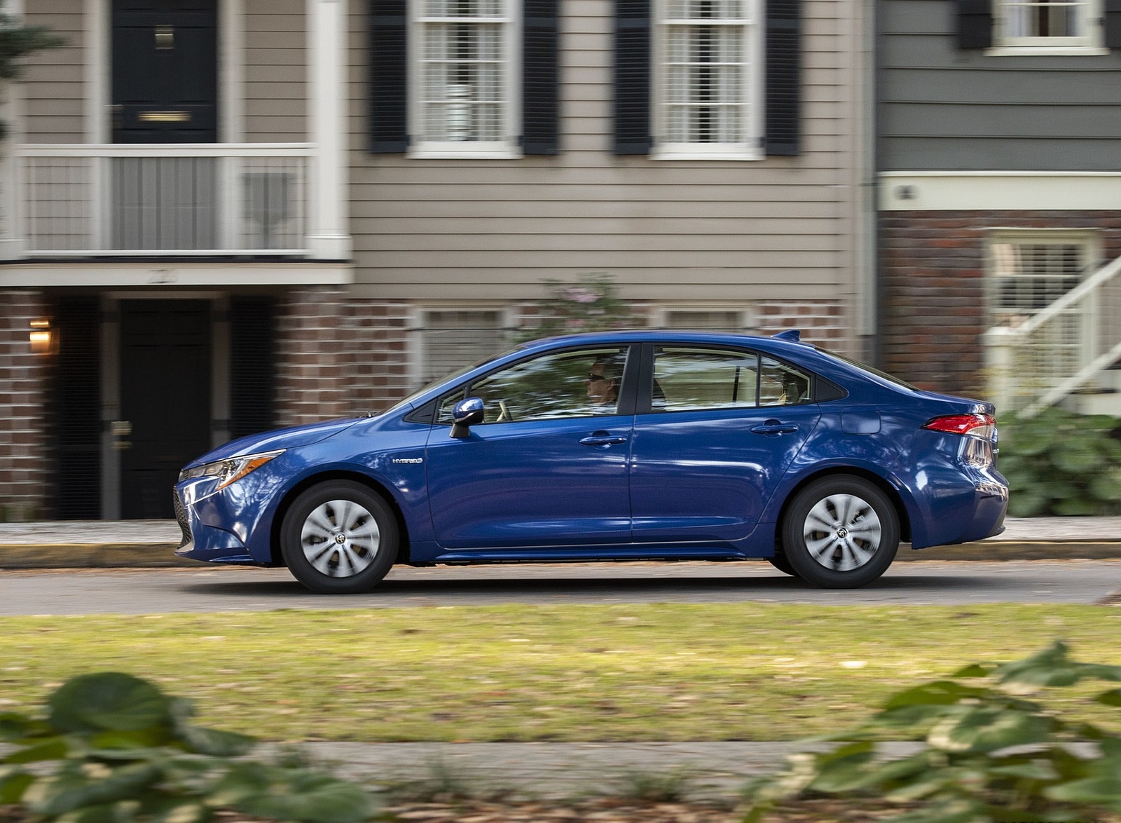 2020 Toyota Corolla Hybrid LE (Color: Blue Crush Metallic) Side Wallpapers (3)