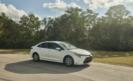2020 Toyota Corolla Hybrid Side Wallpapers 450x275 (31)