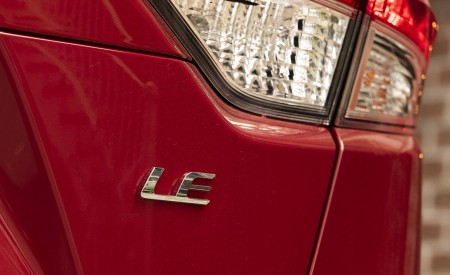 2020 Toyota Corolla LE (Color: Barcelona Red Metallic) Badge Wallpapers 450x275 (49)