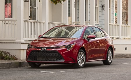 2020 Toyota Corolla LE (Color: Barcelona Red Metallic) Front Three-Quarter Wallpapers 450x275 (44)