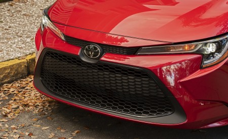 2020 Toyota Corolla LE (Color: Barcelona Red Metallic) Grille Wallpapers 450x275 (48)