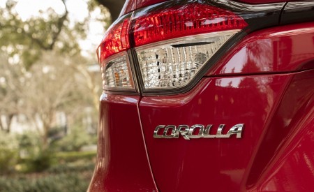 2020 Toyota Corolla LE (Color: Barcelona Red Metallic) Tail Light Wallpapers 450x275 (50)