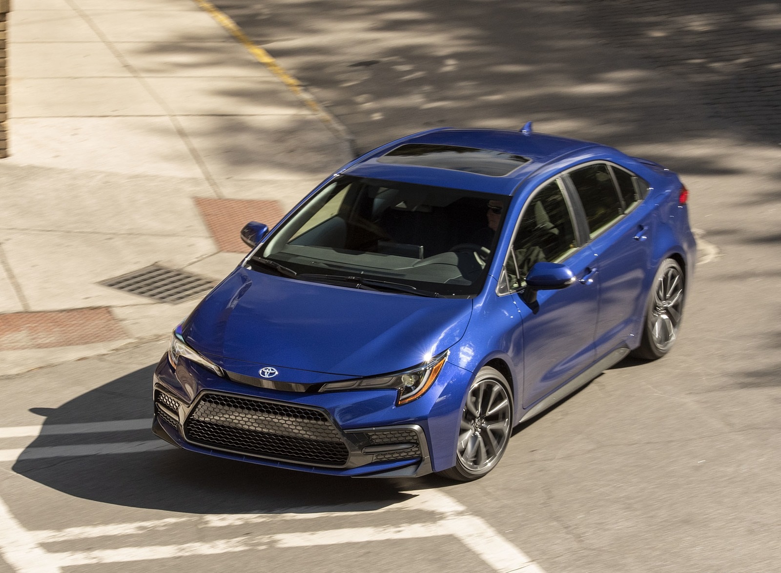 2020 Toyota Corolla SE (Color: Blue Crush Metallic) Front Three-Quarter Wallpapers #22 of 77