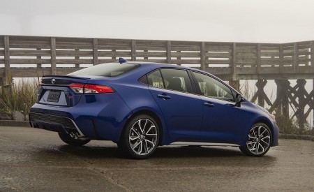 2020 Toyota Corolla SE (Color: Blue Crush Metallic) Rear Three-Quarter Wallpapers 450x275 (4)