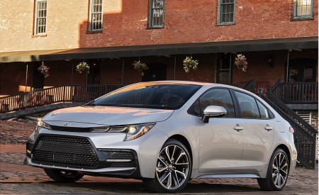 2020 Toyota Corolla SE (Color: Classic Silver Metallic) Front Three-Quarter Wallpapers 450x275 (12)