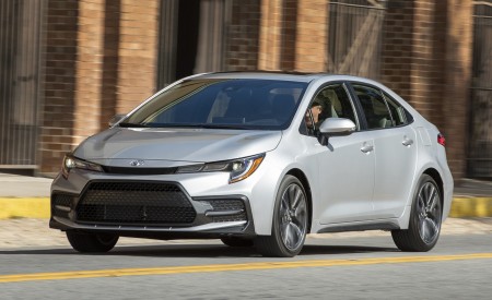 2020 Toyota Corolla SE (Color: Classic Silver Metallic) Front Three-Quarter Wallpapers 450x275 (10)
