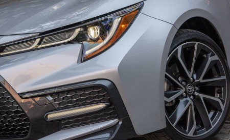 2020 Toyota Corolla SE (Color: Classic Silver Metallic) Headlight Wallpapers 450x275 (20)