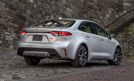 2020 Toyota Corolla SE (Color: Classic Silver Metallic) Rear Three-Quarter Wallpapers 450x275 (17)