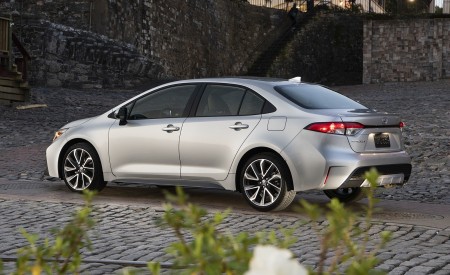 2020 Toyota Corolla SE (Color: Classic Silver Metallic) Rear Three-Quarter Wallpapers 450x275 (13)