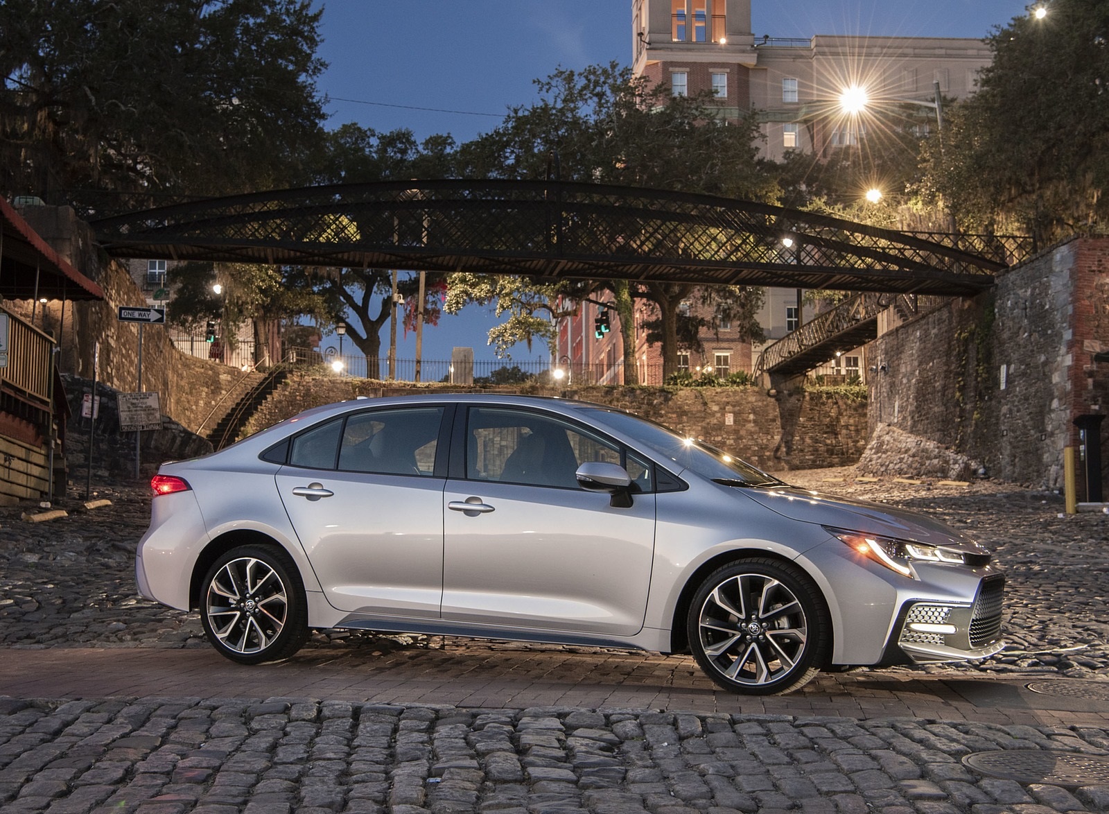 2020 Toyota Corolla SE (Color: Classic Silver Metallic) Side Wallpapers #35 of 77