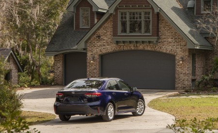 2020 Toyota Corolla XLE (Color: Blue Print) Rear Three-Quarter Wallpapers 450x275 (29)