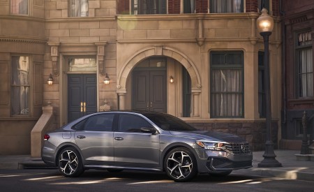 2020 Volkswagen Passat Front Three-Quarter Wallpapers 450x275 (76)