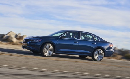 2020 Volkswagen Passat Front Three-Quarter Wallpapers 450x275 (44)