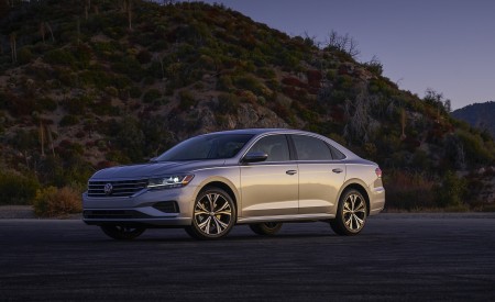 2020 Volkswagen Passat Front Three-Quarter Wallpapers 450x275 (23)