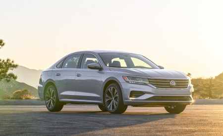 2020 Volkswagen Passat Front Three-Quarter Wallpapers 450x275 (11)
