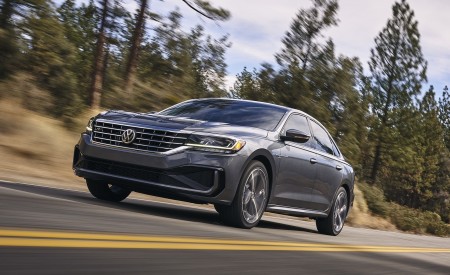 2020 Volkswagen Passat Front Three-Quarter Wallpapers 450x275 (66)